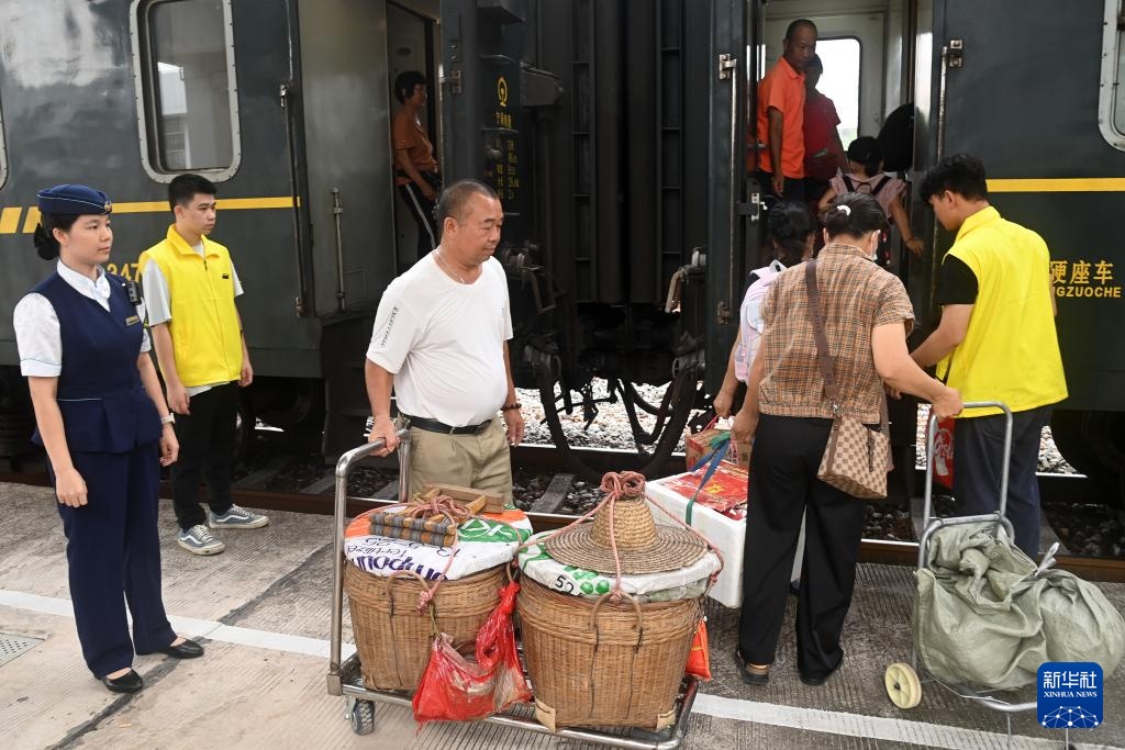 挑着箩筐坐火车 挑着箩筐坐火车