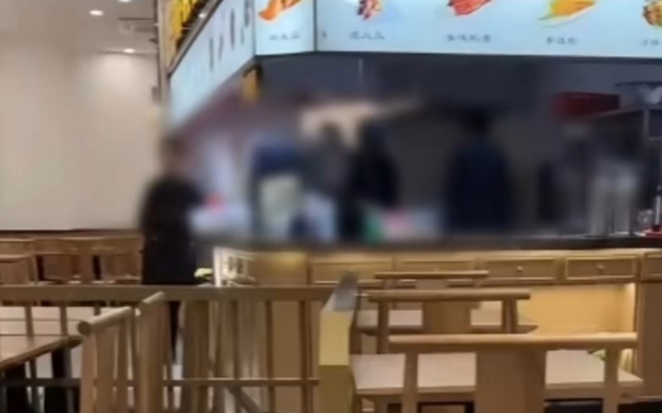 杭州一老字号餐饮被曝发现“老鼠屎”，顾客：快吃完才看到