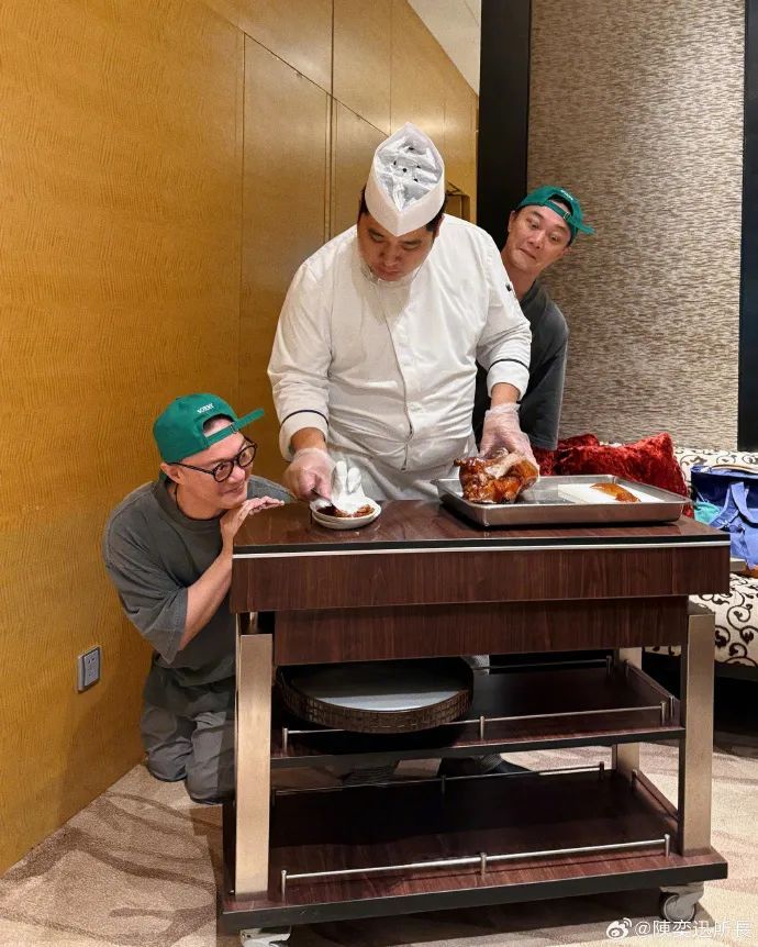 陈奕迅深夜发文，称“好像没办法抗拒......”，近期正在北京召开FEAR and DREAMS世界巡回演唱会