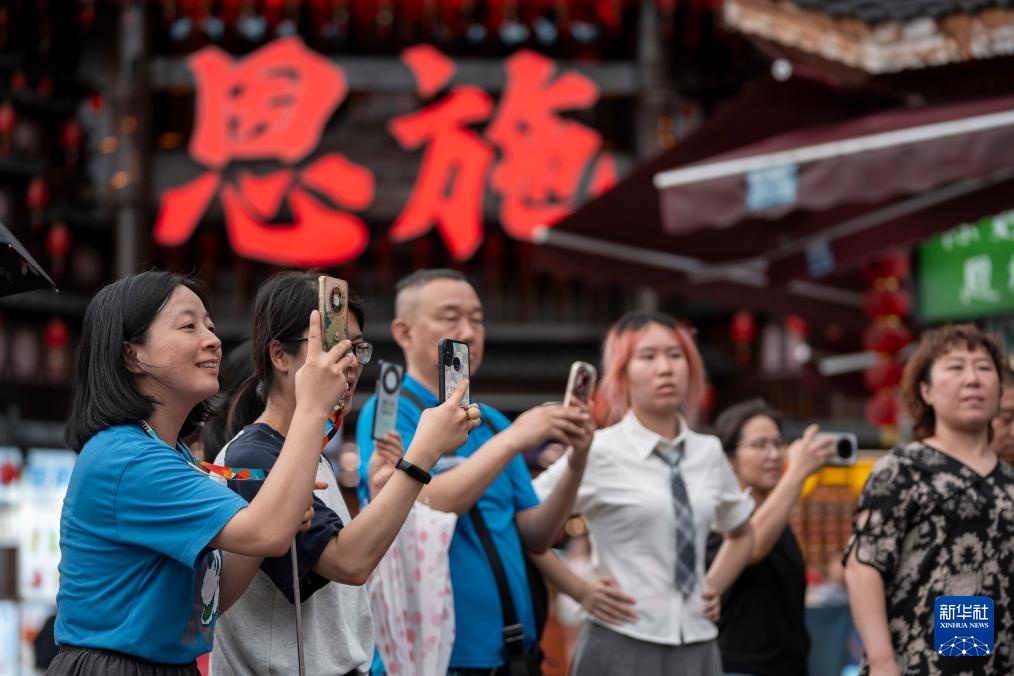 湖北恩施：暑期旅游持续升温