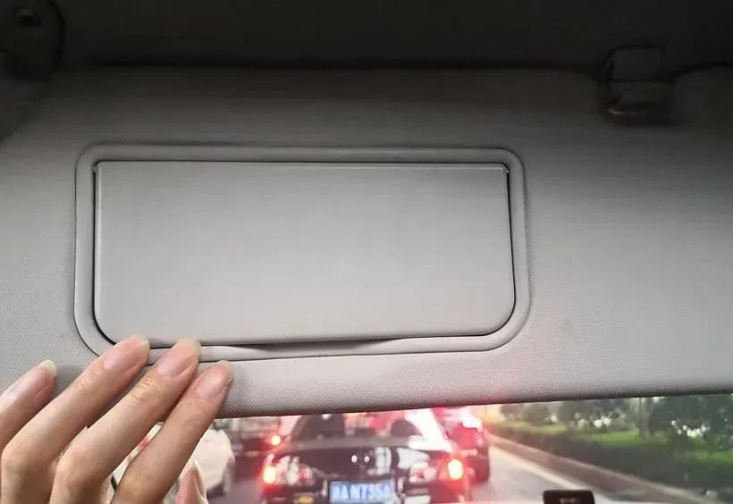 小心!你用的遮阳板可能正在“制造”危险! 小心!你用的遮阳板可能正在“制造”危险!