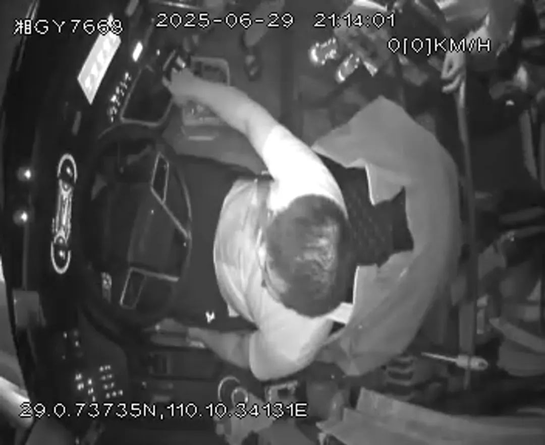 致敬！他在生命最后时刻“紧急刹车” ！救下整车游客