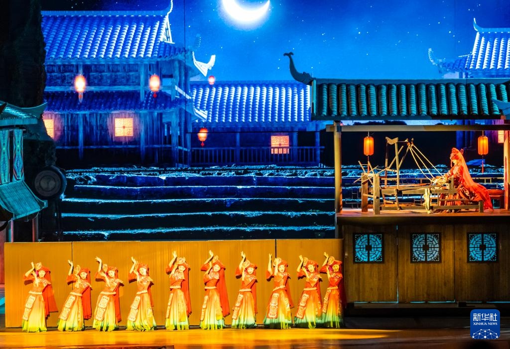 湖北恩施：暑期旅游持续升温