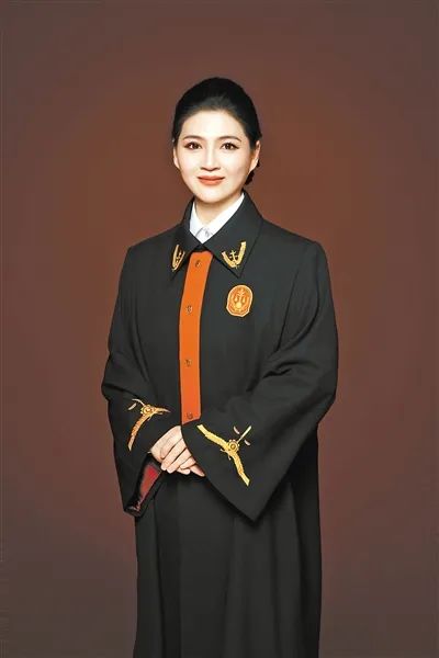 “孩子别害怕，你妈妈回来之前，我替她照顾你”