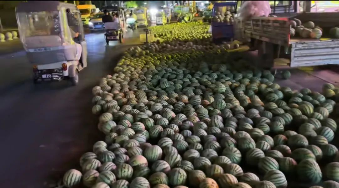 官方通报“大爷占半条马路卖西瓜”:对其行政处罚 官方通报“大爷占半条马路卖西瓜”:对其行政处罚