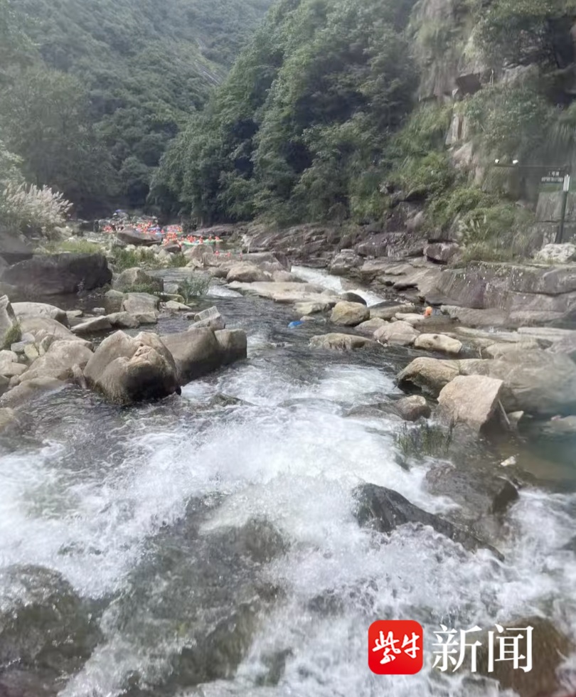 男子捞到游客手机索要1500元未果,又扔回水中!警方:行拘! 男子捞到游客手机索要1500元未果,又扔回水中!警方:行拘!