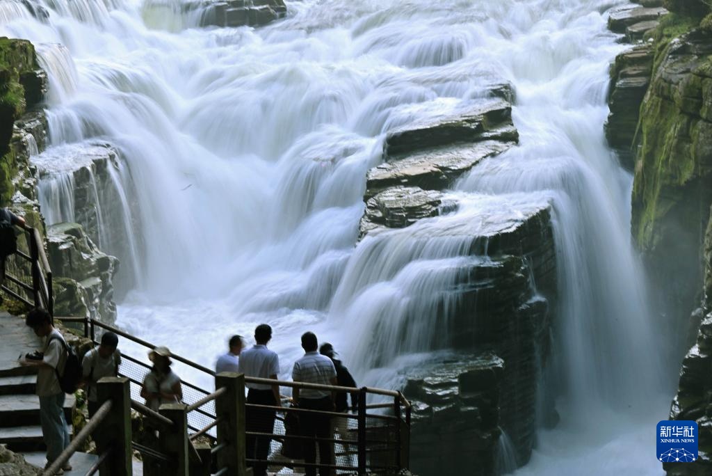 湖北恩施：暑期旅游持续升温