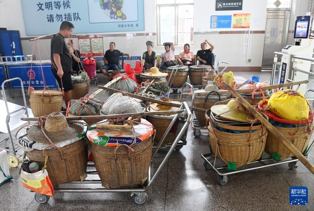 挑着箩筐坐火车 挑着箩筐坐火车