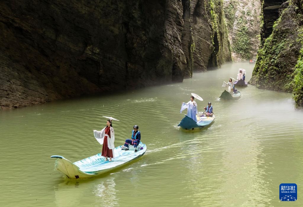 湖北恩施：暑期旅游持续升温