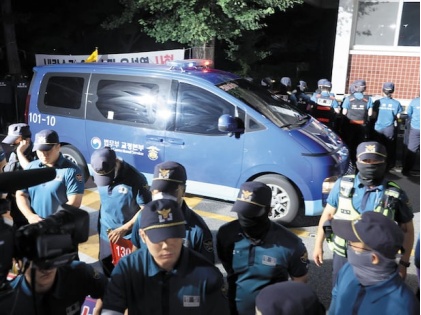 韩媒猜测尹锡悦牢房生活:关押在无床无空调单间,只能打地铺睡觉 韩媒猜测尹锡悦牢房生活:关押在无床无空调单间,只能打地铺睡觉