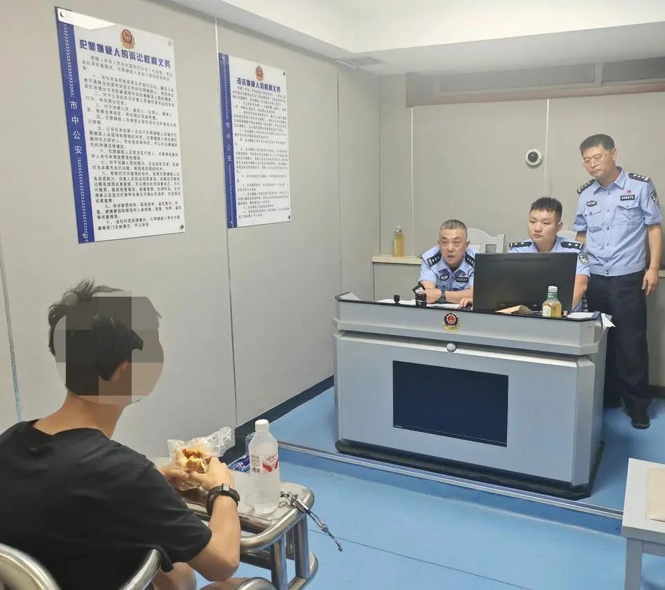 7岁女童给主播打赏超万元,家长追回钱款,又遭“客服”诈骗,两次转账共1700元 7岁女童给主播打赏超万元,家长追回钱款,又遭“客服”诈骗,两次转账共1700元