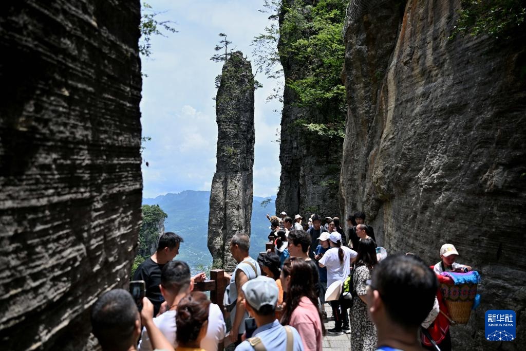 湖北恩施：暑期旅游持续升温