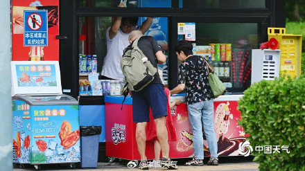 出门就是一身汗！ 北京持续桑拿天闷热似蒸笼