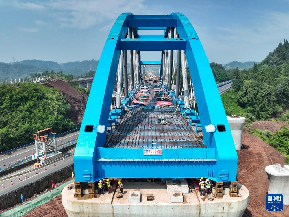 西渝高铁跨营达高速公路大桥顶推施工完成