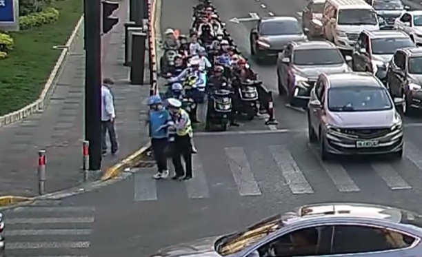 事发上海街头！外卖小哥突发晕厥拒绝就医坚持送单，民警苦劝……