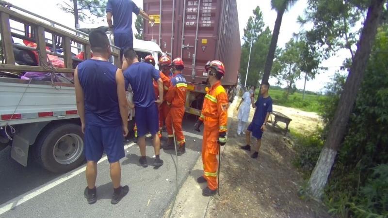 江西泰和：小货车追尾大货车致3人被困 多部门紧急救援