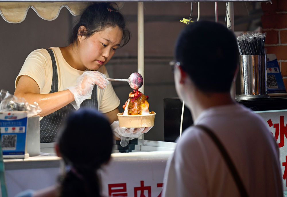 酷暑热浪中，“清凉经济”释放暑期消费强劲动能