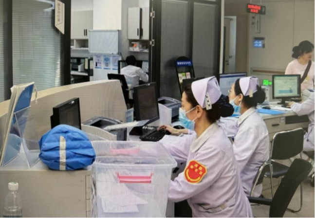 奶奶频繁亲吻孙子,竟致“亲吻病”!成年人携带的EB病毒有多危险? 奶奶频繁亲吻孙子,竟致“亲吻病”!成年人携带的EB病毒有多危险?