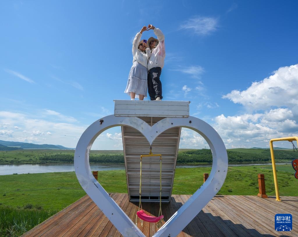 美丽中国丨内蒙古额尔古纳:油菜花海醉游人 美丽中国丨内蒙古额尔古纳:油菜花海醉游人