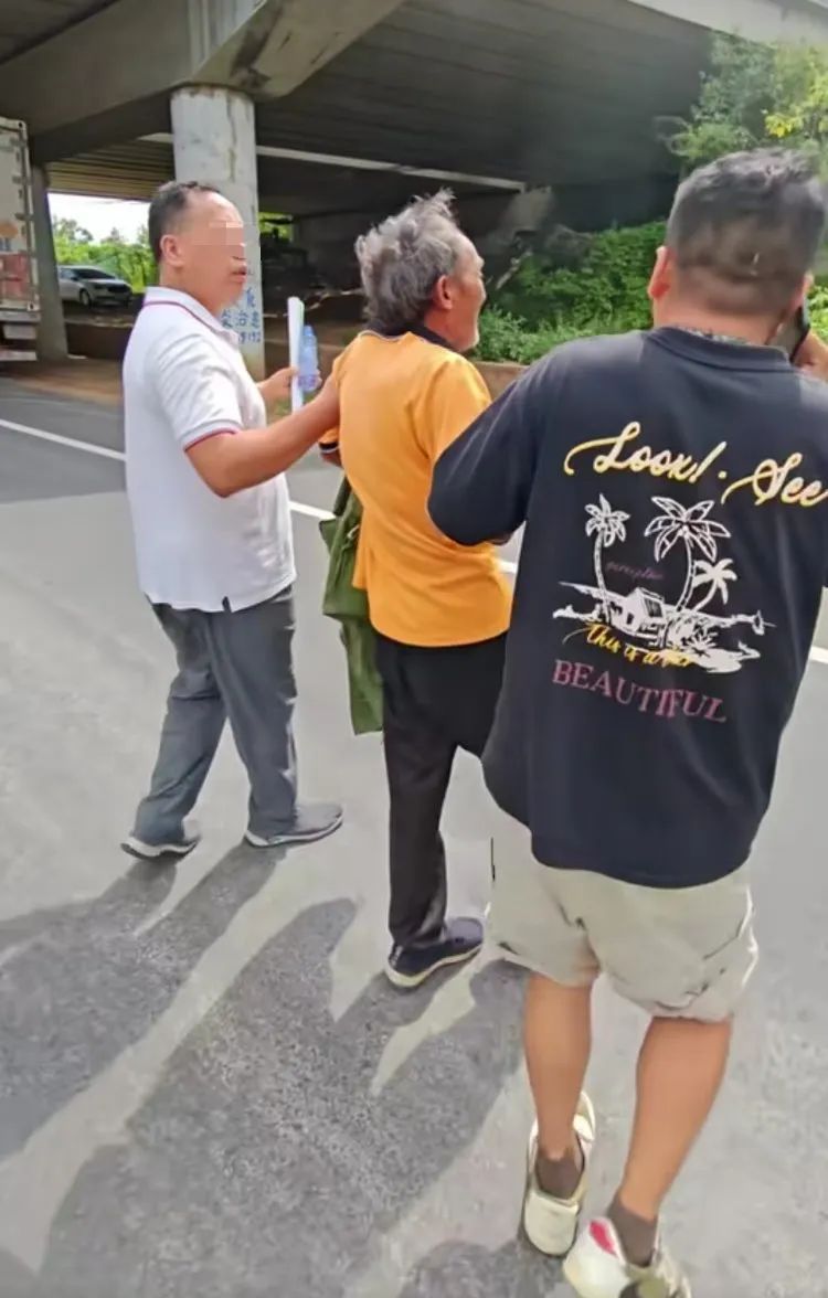 老人晕倒在公路中央,路过司机伸出援手:看到比较揪心 老人晕倒在公路中央,路过司机伸出援手:看到比较揪心