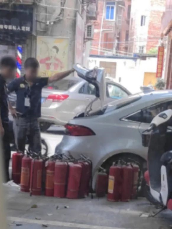 注意，他们是骗子！转发提醒
