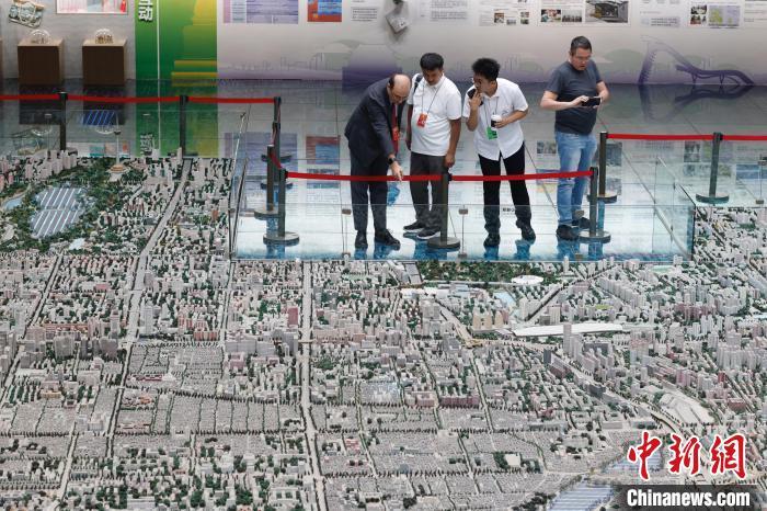 乘铛铛车寻访中轴线 外宾北京感知古都文化脉动