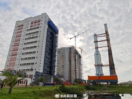 天舟九号组合体开始向发射区垂直转运