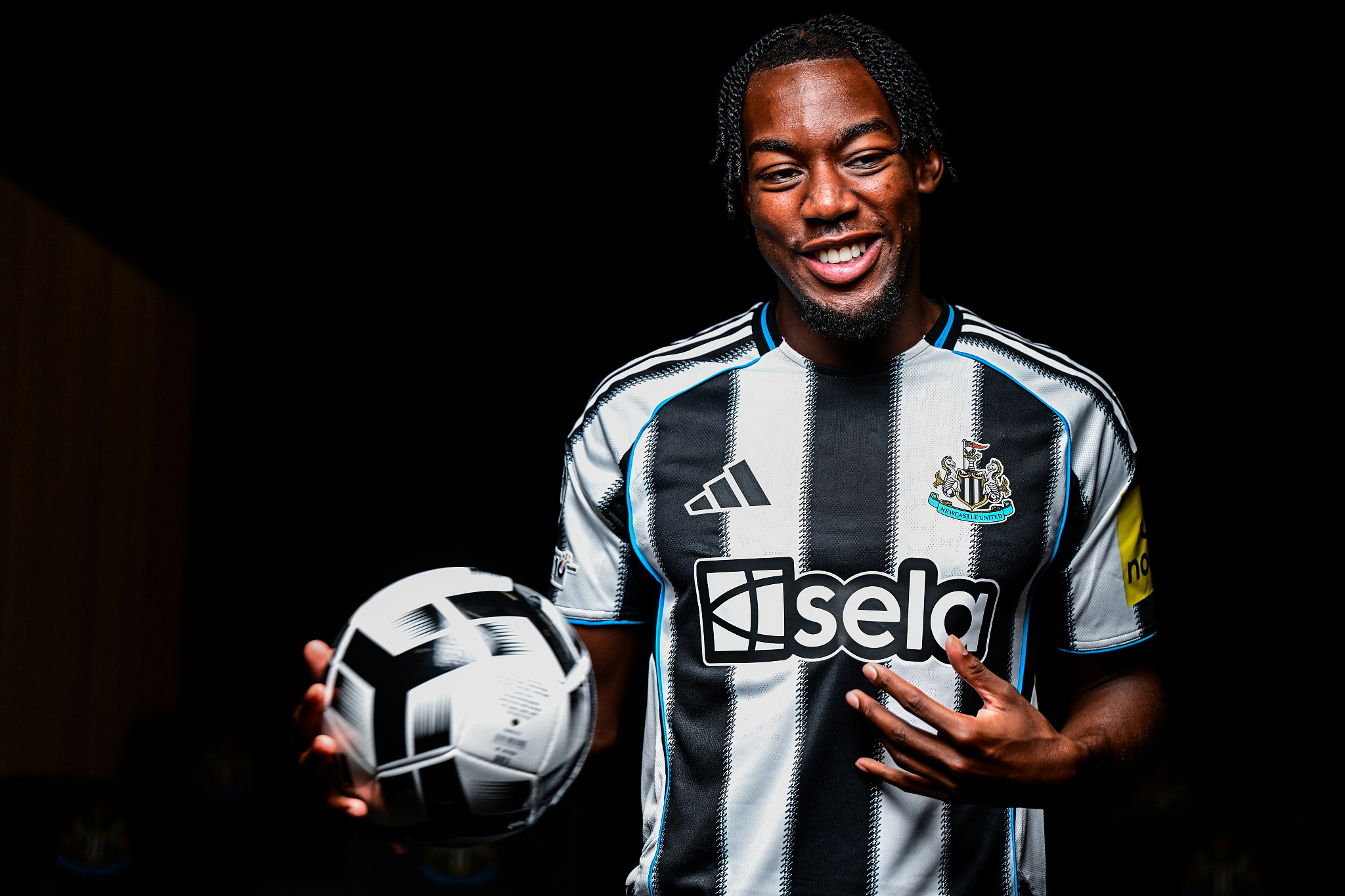 总价5500万镑!纽卡斯尔从诺丁汉森林签下伊兰加 总价5500万镑!纽卡斯尔从诺丁汉森林签下伊兰加