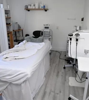 美国一女子在自家后院“黑医美”致顾客面瘫，非法行医被捕