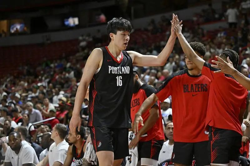 首秀表现惊艳！杨瀚森NBA出场24分钟：10分、4篮板、5助攻、1抢断、3盖帽