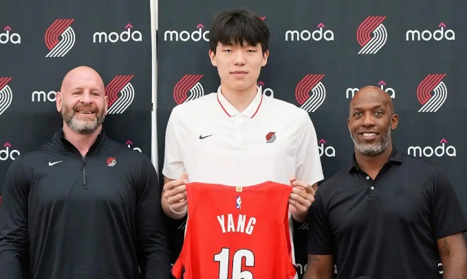 中国球员杨瀚森NBA首秀火了:首发出场,半场8分2板2助2帽!“手感传球都很棒” 中国球员杨瀚森NBA首秀火了:首发出场,半场8分2板2助2帽!“手感传球都很棒”