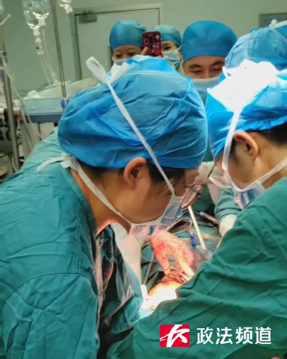 全国最大的肿瘤！湖南一女子盆腹腔长了38斤肿瘤，3个医生一起从其体内“抬出”