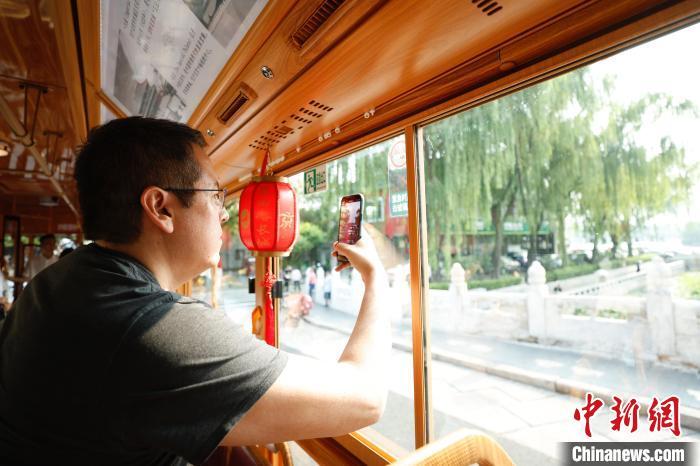 乘铛铛车寻访中轴线 外宾北京感知古都文化脉动