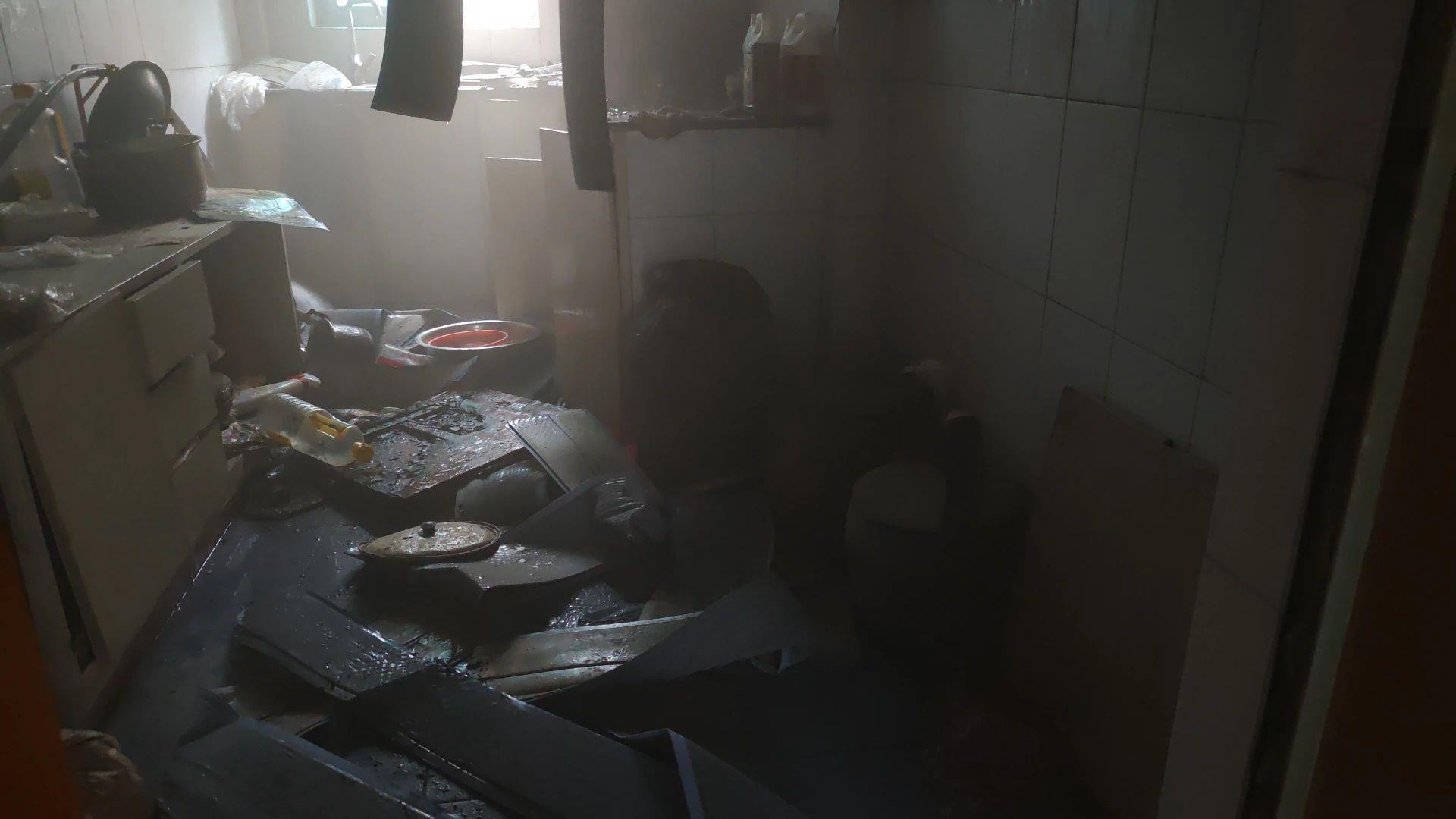 老父亲在家熬出“氛围感”猪油 消防提示：用火不离人 离人请关火