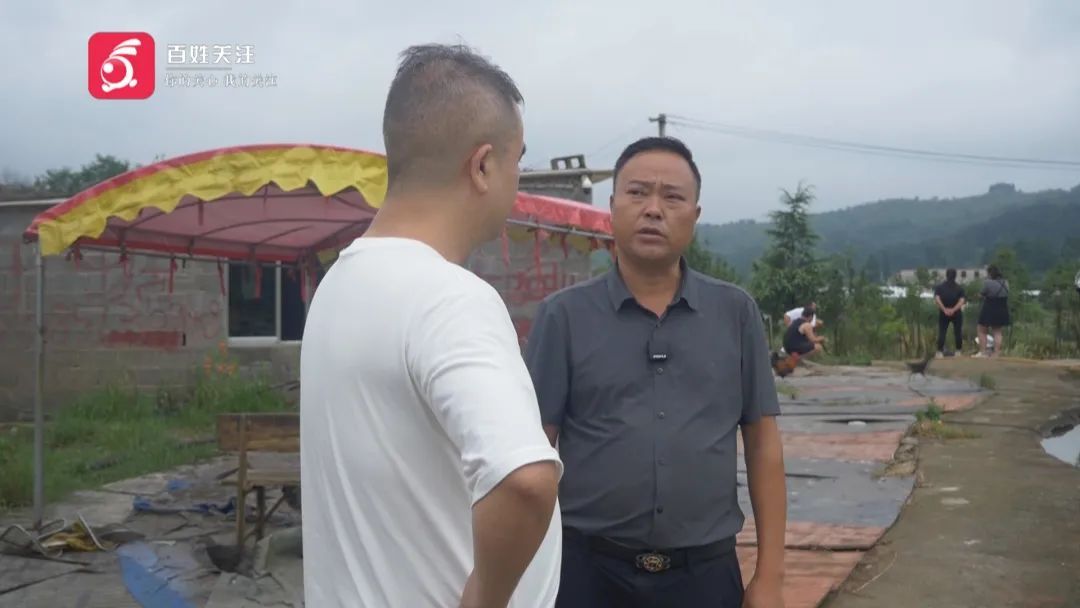 贵阳一男子连人带车冲进鱼塘!塘主:鱼死了不少,车主:我当时正在…… 贵阳一男子连人带车冲进鱼塘!塘主:鱼死了不少,车主:我当时正在……