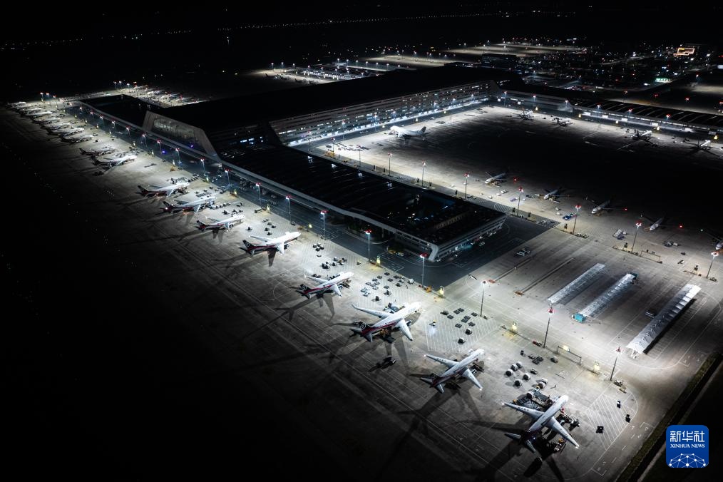 新华全媒+｜夜访我国首个专业货运枢纽机场