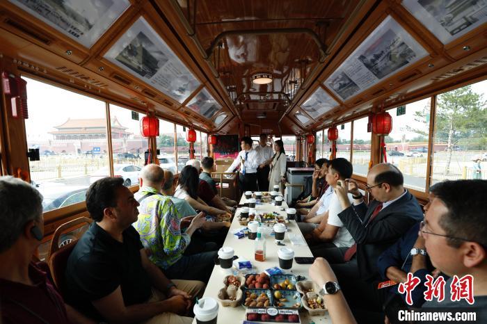 乘铛铛车寻访中轴线 外宾北京感知古都文化脉动
