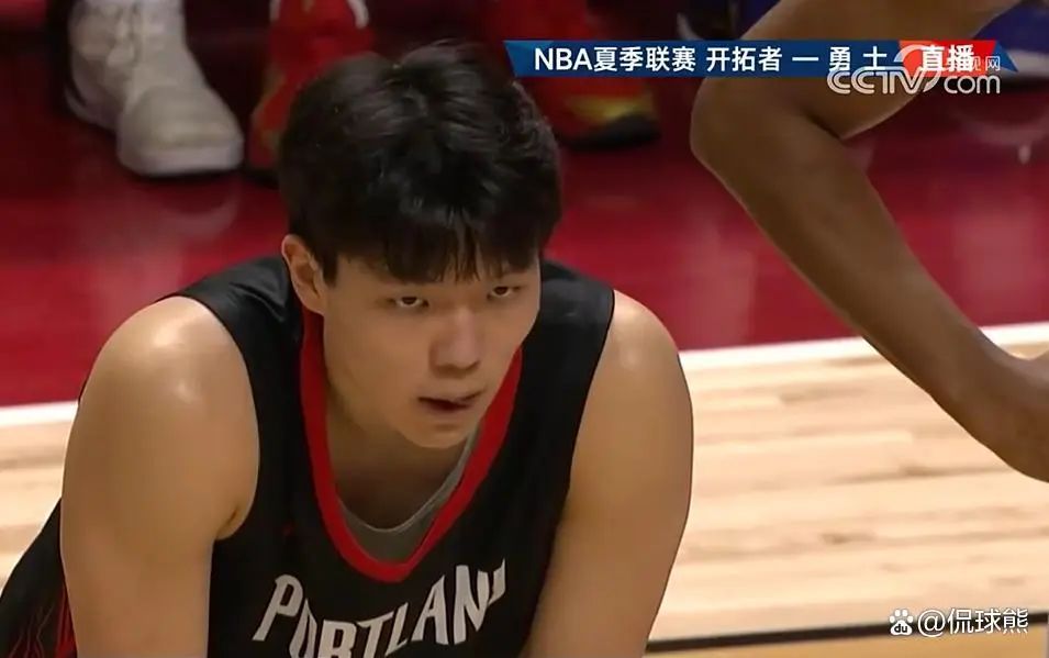 中国球员杨瀚森NBA首秀火了:首发出场,半场8分2板2助2帽!“手感传球都很棒” 中国球员杨瀚森NBA首秀火了:首发出场,半场8分2板2助2帽!“手感传球都很棒”