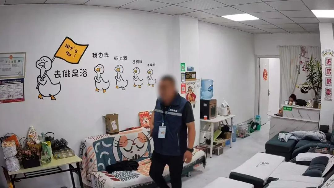 注意，他们是骗子！转发提醒