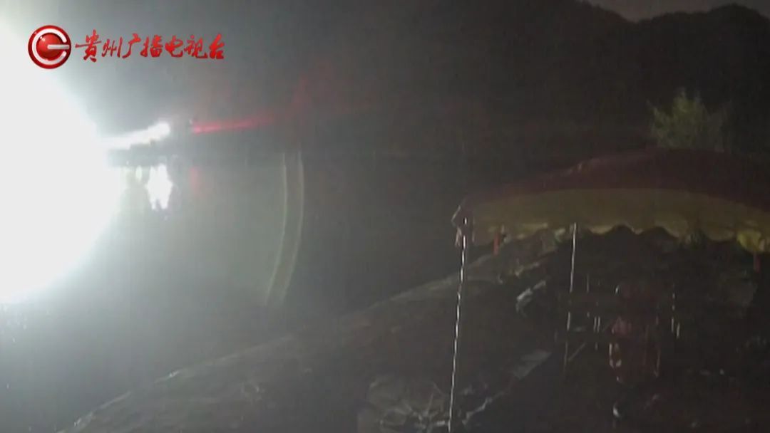 贵阳一男子连人带车冲进鱼塘!塘主:鱼死了不少,车主:我当时正在…… 贵阳一男子连人带车冲进鱼塘!塘主:鱼死了不少,车主:我当时正在……