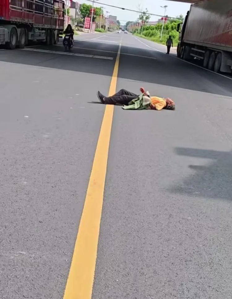 老人晕倒在公路中央,路过司机伸出援手:看到比较揪心 老人晕倒在公路中央,路过司机伸出援手:看到比较揪心