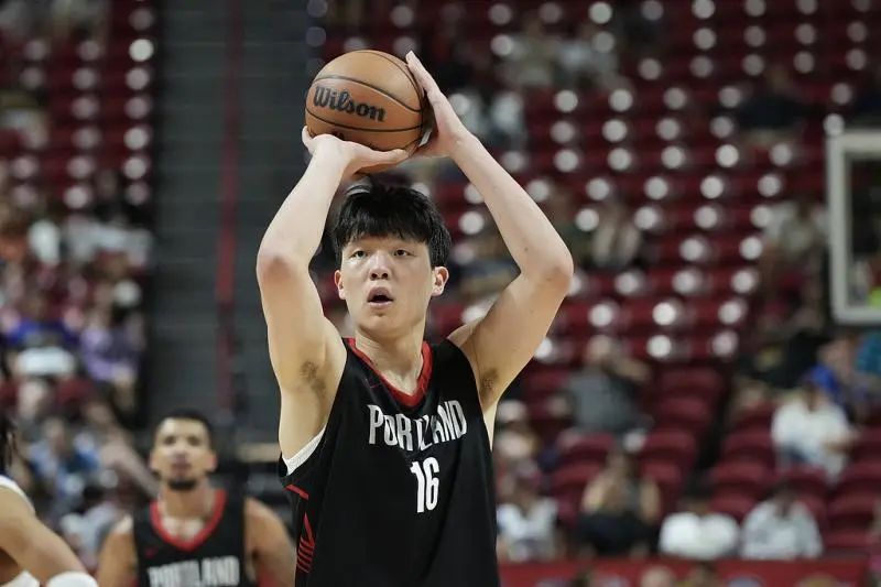 首秀表现惊艳！杨瀚森NBA出场24分钟：10分、4篮板、5助攻、1抢断、3盖帽
