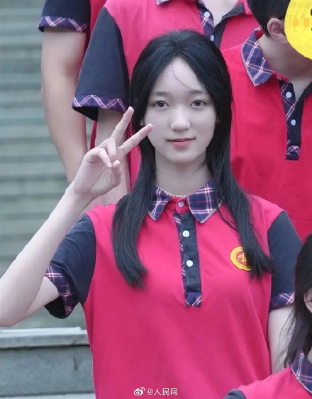 18岁女生成为空军第14批女飞行学员