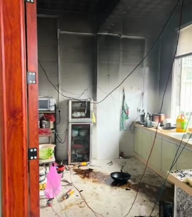 老父亲在家熬出“氛围感”猪油 消防提示：用火不离人 离人请关火