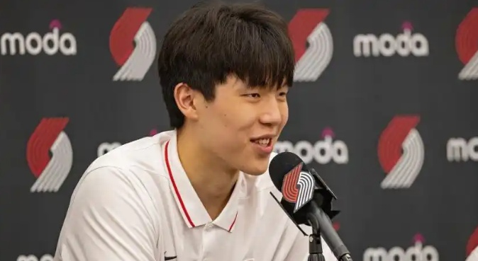 中国球员杨瀚森NBA首秀火了:首发出场,半场8分2板2助2帽!“手感传球都很棒” 中国球员杨瀚森NBA首秀火了:首发出场,半场8分2板2助2帽!“手感传球都很棒”