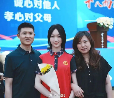 18岁女生成为空军第14批女飞行学员