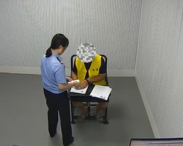 男子：我是网逃？民警：你留一下吧！