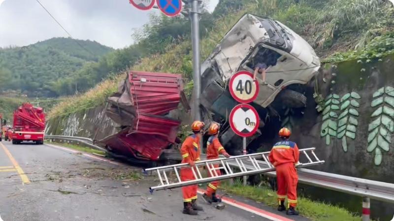 江西赣州:半挂车从山坡滚落至马路边1人被困 消防紧急救援 江西赣州:半挂车从山坡滚落至马路边1人被困 消防紧急救援