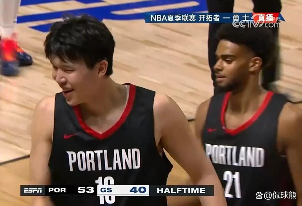 中国球员杨瀚森NBA首秀火了:首发出场,半场8分2板2助2帽!“手感传球都很棒” 中国球员杨瀚森NBA首秀火了:首发出场,半场8分2板2助2帽!“手感传球都很棒”