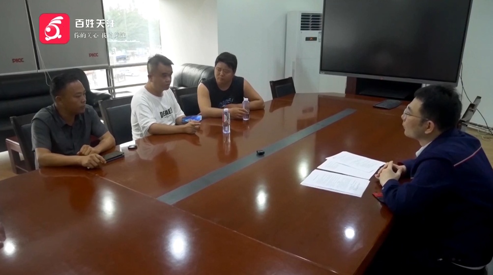 贵阳一男子连人带车冲进鱼塘!塘主:鱼死了不少,车主:我当时正在…… 贵阳一男子连人带车冲进鱼塘!塘主:鱼死了不少,车主:我当时正在……